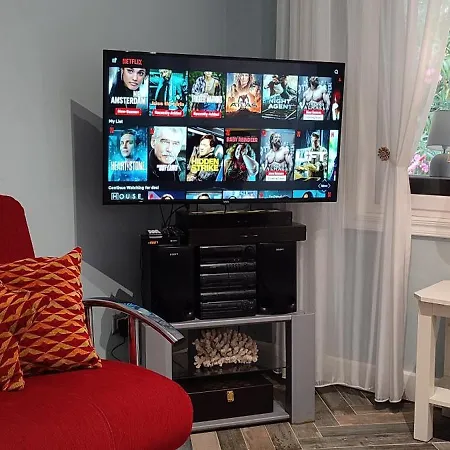 Apartment Seasons 1, Golem Kompleksi Dielli Qerret
